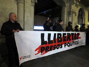 Concentraci&oacute; a la pla&ccedil;a del Vi per protestar contra la decisi&oacute; del jutge del Tribunal Suprem