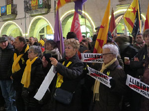 Concentraci&oacute; a la pla&ccedil;a del Vi per protestar contra la decisi&oacute; del jutge del Tribunal Suprem