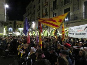 Concentraci&oacute; a la pla&ccedil;a del Vi per protestar contra la decisi&oacute; del jutge del Tribunal Suprem
