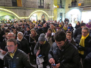 Concentraci&oacute; a la pla&ccedil;a del Vi per protestar contra la decisi&oacute; del jutge del Tribunal Suprem
