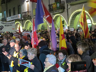 Concentraci&oacute; a la pla&ccedil;a del Vi per protestar contra la decisi&oacute; del jutge del Tribunal Suprem