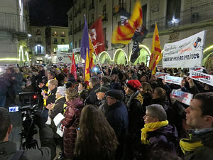 Concentraci&oacute; a la pla&ccedil;a del Vi per protestar contra la decisi&oacute; del jutge del Tribunal Suprem