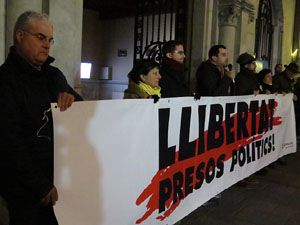 Concentraci&oacute; a la pla&ccedil;a del Vi per protestar contra la decisi&oacute; del jutge del Tribunal Suprem