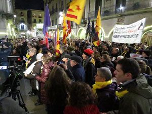 Concentraci&oacute; a la pla&ccedil;a del Vi per protestar contra la decisi&oacute; del jutge del Tribunal Suprem