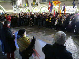 Concentraci&oacute; a la pla&ccedil;a del Vi per protestar contra la decisi&oacute; del jutge del Tribunal Suprem