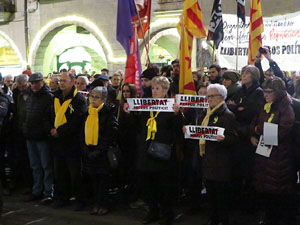 Concentraci&oacute; a la pla&ccedil;a del Vi per protestar contra la decisi&oacute; del jutge del Tribunal Suprem