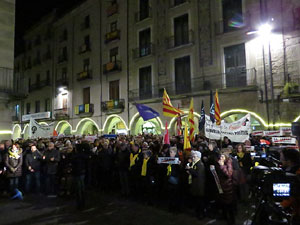 Concentraci&oacute; a la pla&ccedil;a del Vi per protestar contra la decisi&oacute; del jutge del Tribunal Suprem