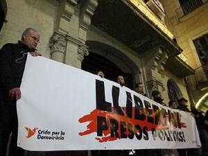 Concentraci&oacute; a la pla&ccedil;a del Vi per protestar contra la decisi&oacute; del jutge del Tribunal Suprem