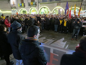Concentraci&oacute; a la pla&ccedil;a del Vi per protestar contra la decisi&oacute; del jutge del Tribunal Suprem