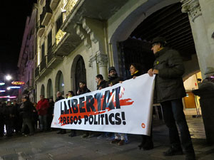 Concentraci&oacute; a la pla&ccedil;a del Vi per protestar contra la decisi&oacute; del jutge del Tribunal Suprem