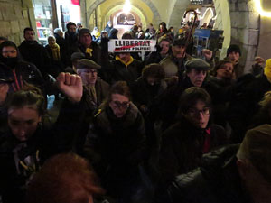 Concentraci&oacute; a la pla&ccedil;a del Vi per protestar contra la decisi&oacute; del jutge del Tribunal Suprem