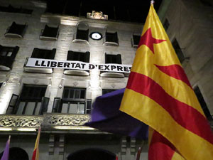 Concentraci&oacute; a la pla&ccedil;a del Vi per protestar contra la decisi&oacute; del jutge del Tribunal Suprem