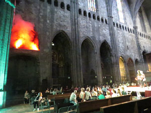 Representaci&oacute; de la Consueta de Sant Jordi cavaller a la nau g&ograve;tica de la Catedral