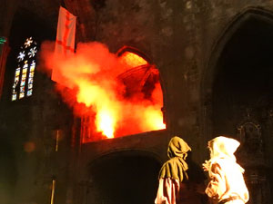 Representaci&oacute; de la Consueta de Sant Jordi cavaller a la nau g&ograve;tica de la Catedral