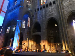 Representaci&oacute; de la Consueta de Sant Jordi cavaller a la nau g&ograve;tica de la Catedral
