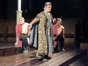 Representaci&oacute; de la Consueta de Sant Jordi cavaller a la nau g&ograve;tica de la Catedral