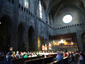 Representaci&oacute; de la Consueta de Sant Jordi cavaller a la nau g&ograve;tica de la Catedral