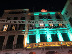 Crema popular de fotos del rei d'Espanya a la pla&ccedil;a del Vi sota el lema 'Ni rei ni corona'