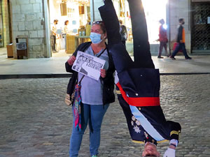 Crema popular de fotos del rei d'Espanya a la pla&ccedil;a del Vi sota el lema 'Ni rei ni corona'