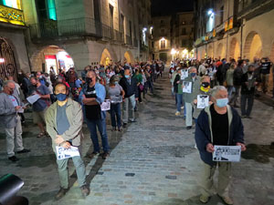 Crema popular de fotos del rei d'Espanya a la pla&ccedil;a del Vi sota el lema 'Ni rei ni corona'