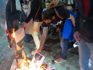 Crema popular de fotos del rei d'Espanya a la pla&ccedil;a del Vi sota el lema 'Ni rei ni corona'