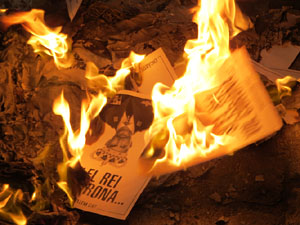 Crema popular de fotos del rei d'Espanya a la pla&ccedil;a del Vi sota el lema 'Ni rei ni corona'