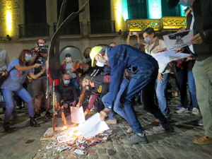 Crema popular de fotos del rei d'Espanya a la pla&ccedil;a del Vi sota el lema 'Ni rei ni corona'