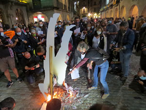 Crema popular de fotos del rei d'Espanya a la pla&ccedil;a del Vi sota el lema 'Ni rei ni corona'