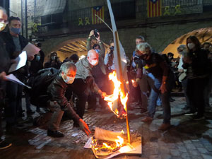 Crema popular de fotos del rei d'Espanya a la pla&ccedil;a del Vi sota el lema 'Ni rei ni corona'