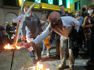 Crema popular de fotos del rei d'Espanya a la pla&ccedil;a del Vi sota el lema 'Ni rei ni corona'