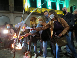 Crema popular de fotos del rei d'Espanya a la pla&ccedil;a del Vi sota el lema 'Ni rei ni corona'