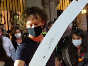 Crema popular de fotos del rei d'Espanya a la pla&ccedil;a del Vi sota el lema 'Ni rei ni corona'