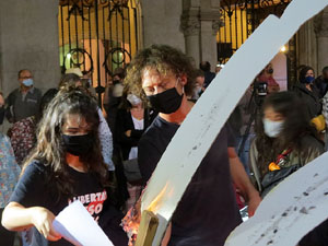 Crema popular de fotos del rei d'Espanya a la pla&ccedil;a del Vi sota el lema 'Ni rei ni corona'