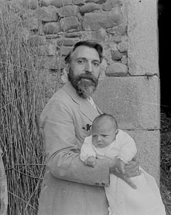 Retrat de Rafael Mas&oacute; amb el seu fill Jordi en bra&ccedil;os, al Mas Bru. 26/08/1925