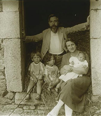 Retrat de Rafael Mas&oacute; i Esperan&ccedil;a Bru, amb els seus fills Rosa, Francesc i Jordi, a la porta d'un estable del Mas Bru. 26/08/1925
