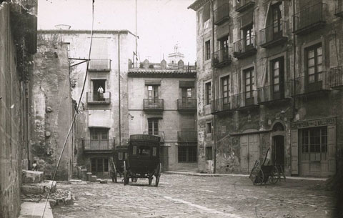 Carruatges de l'Hotel Italians a la pla&ccedil;a Sant Josep. Al centre, la fusteria de Francesc Guin&oacute; al carrer de la Llebre, i a la dreta la de J. Mallorqu&iacute;. 1920-1930