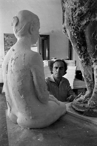 L'escultor Dom&egrave;nec Fita al seu taller al barri de Montju&iuml;c. 1974