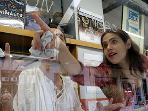 Festival Fitag 2020. Girona pren vida. Espectacles als aparadors de les botigues de Girona
