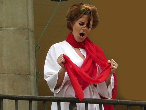 Espectacle al balc&oacute; de la perruqueria Giram&eacute;, a la Rambla de la Llibertat