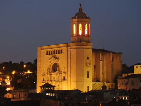 El campanar de la Catedral amb amb el foc de la Flama del Canig&oacute;