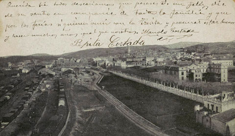 Vista des d'un punt elevat de les instal&middot;lacions del ferrocarril amb l'antiga estaci&oacute; del tren al fons. A la dreta, la carretera de Barcelona amb la Resid&egrave;ncia de les Germanetes dels Pobres en primer terme. 1904-1905
