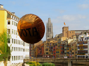 Globus al pont de les Peixateries Velles convocant a la votaci&oacute; de l'1-O