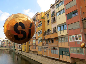 Globus al pont de les Peixateries Velles convocant a la votaci&oacute; de l'1-O