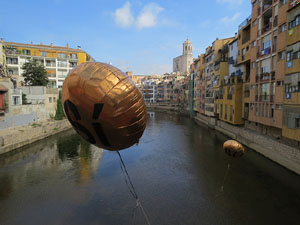 Globus al pont de les Peixateries Velles convocant a la votaci&oacute; de l'1-O
