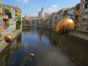 Globus al pont de les Peixateries Velles convocant a la votaci&oacute; de l'1-O