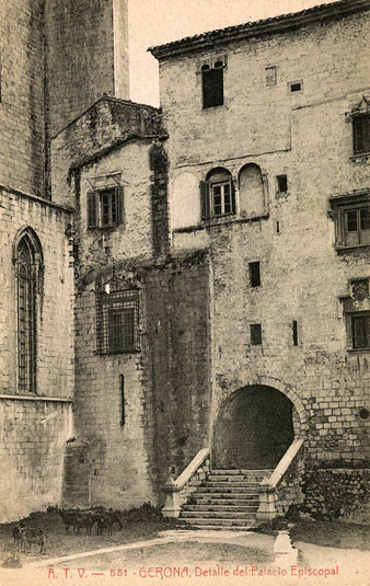 A la cantonada de la pla&ccedil;a dels Ap&ograve;stols entre el palau episcopal i la Catedral s'hi situava la primera sinagoga de Girona. 1905-1911