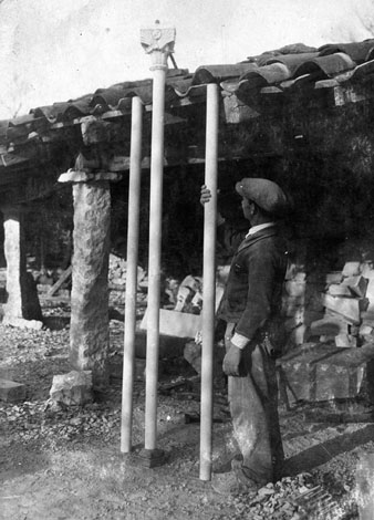 Llu&iacute;s Casellas treballant a la pedrera de Can Casellas. 1925