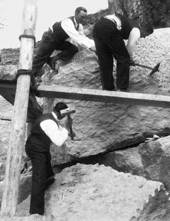 Els germans Llu&iacute;s, Ramon i Narc&iacute;s Casellas treballant a la pedrera de can Casellas. 1920