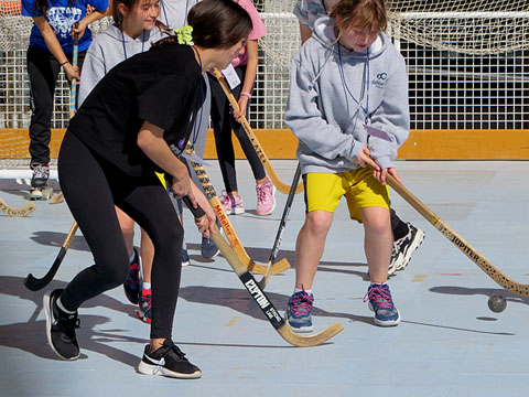 Jugadores d'hoquei a la pla&ccedil;a de Salvador Espriu