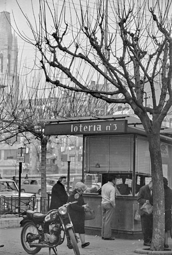 Venda de loteria de Nadal a l'administraci&oacute; de la pla&ccedil;a Independ&egrave;ncia. 1970